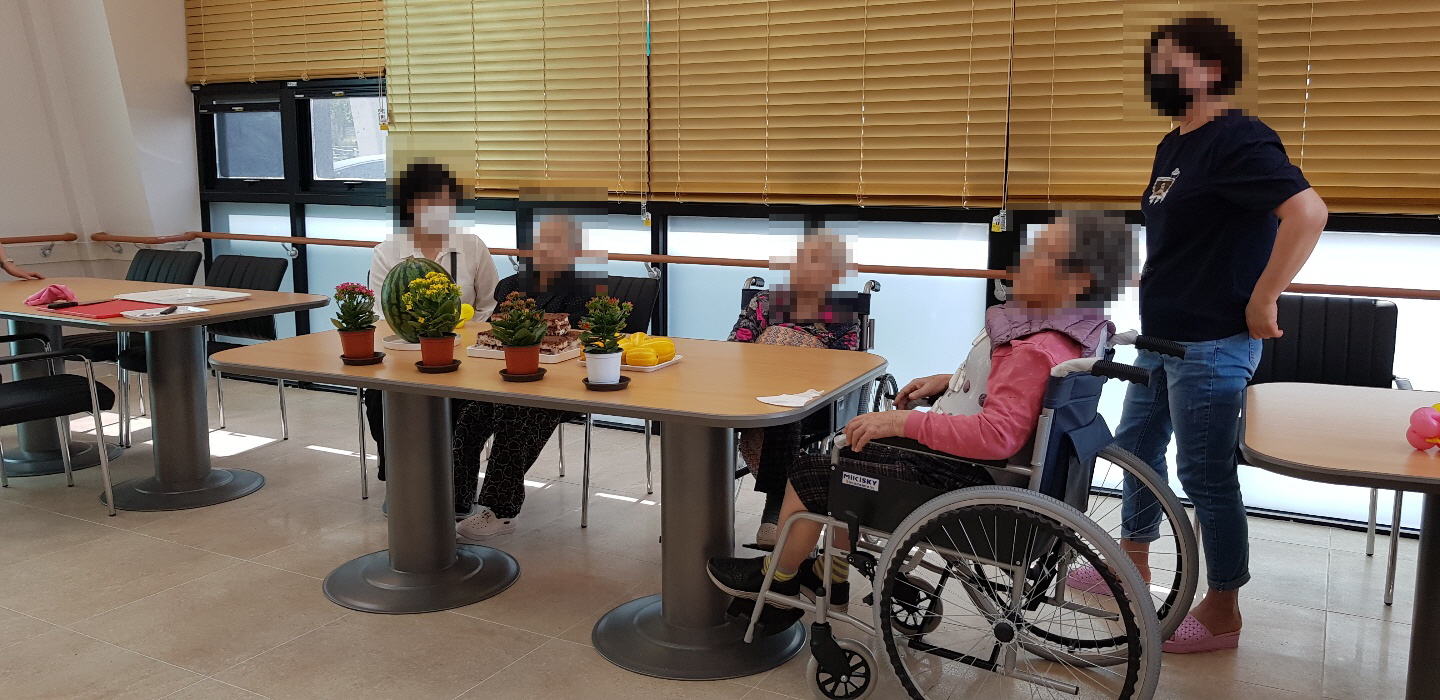 화창한 날씨.어르신 첫 입소일 입니다.